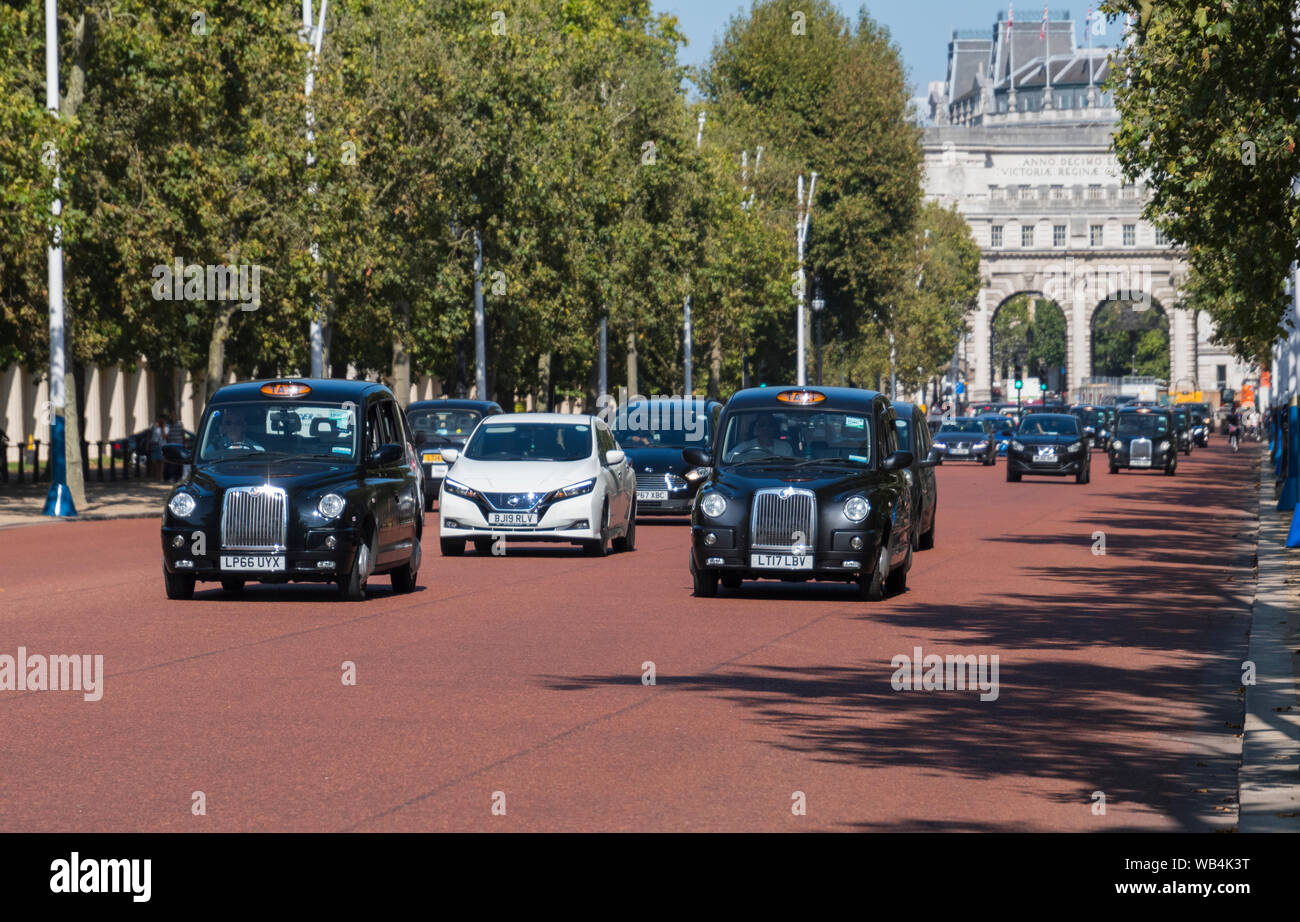 Più nero Taxicabs di Londra sul Mall, il St James Park, City of Westminster, Londra, Inghilterra, Regno Unito. Nero a Londra i taxi in centro a Londra, Regno Unito. Foto Stock