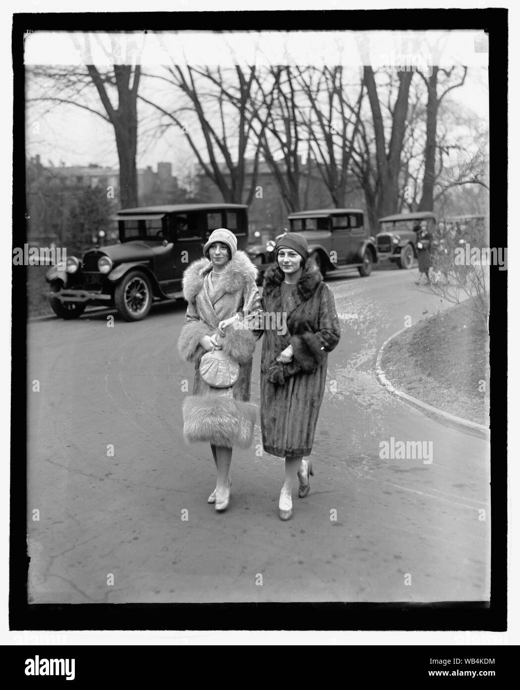 Edith & Irene Mayer, 2/3/27 Abstract/medio: 1, negativo : vetro ; 4 x 5 in. o più piccolo Foto Stock Edith & Irene Mayer, 2/3/27 Abstract/medio: 1, negativo : vetro ; 4 x 5 in. o più piccolo Foto Stock