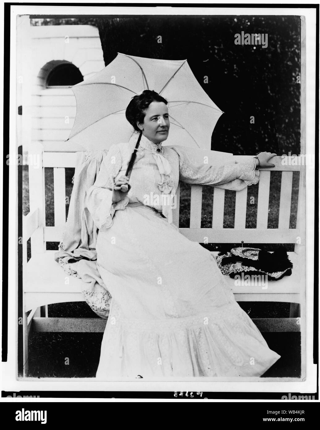 Edith Kermit Carow Roosevelt, ritratto a figura intera, seduto su un banco di lavoro, rivolto verso destra, con ombrellone Abstract/medio: 1 stampa fotografica : argento di gelatina. Foto Stock