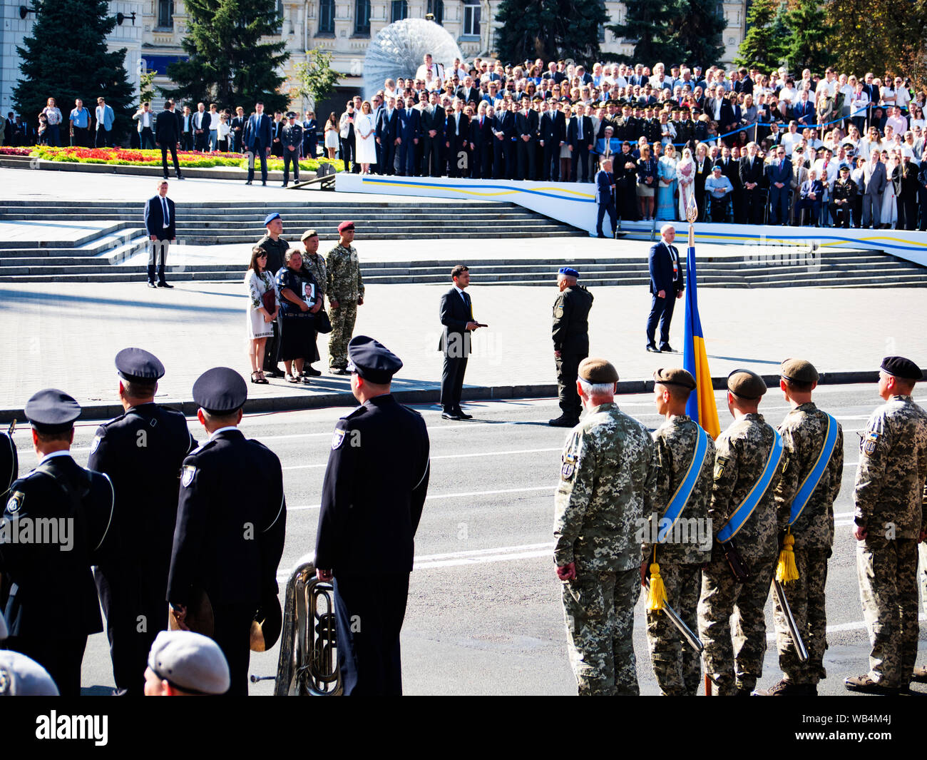 Il presidente Vladimir Zelensky presenta un premio militare di un combattente in Ucraina orientale durante i festeggiamenti.Il Presidente Vladimir Zelensky, leader dello stato, militare APU, volontari, atleti, prominente ucraini e altri hanno preso parte alla processione della dignità dedicata al ventottesimo anniversario del giorno dell'indipendenza dell'Ucraina tenutasi a Kiev. Foto Stock