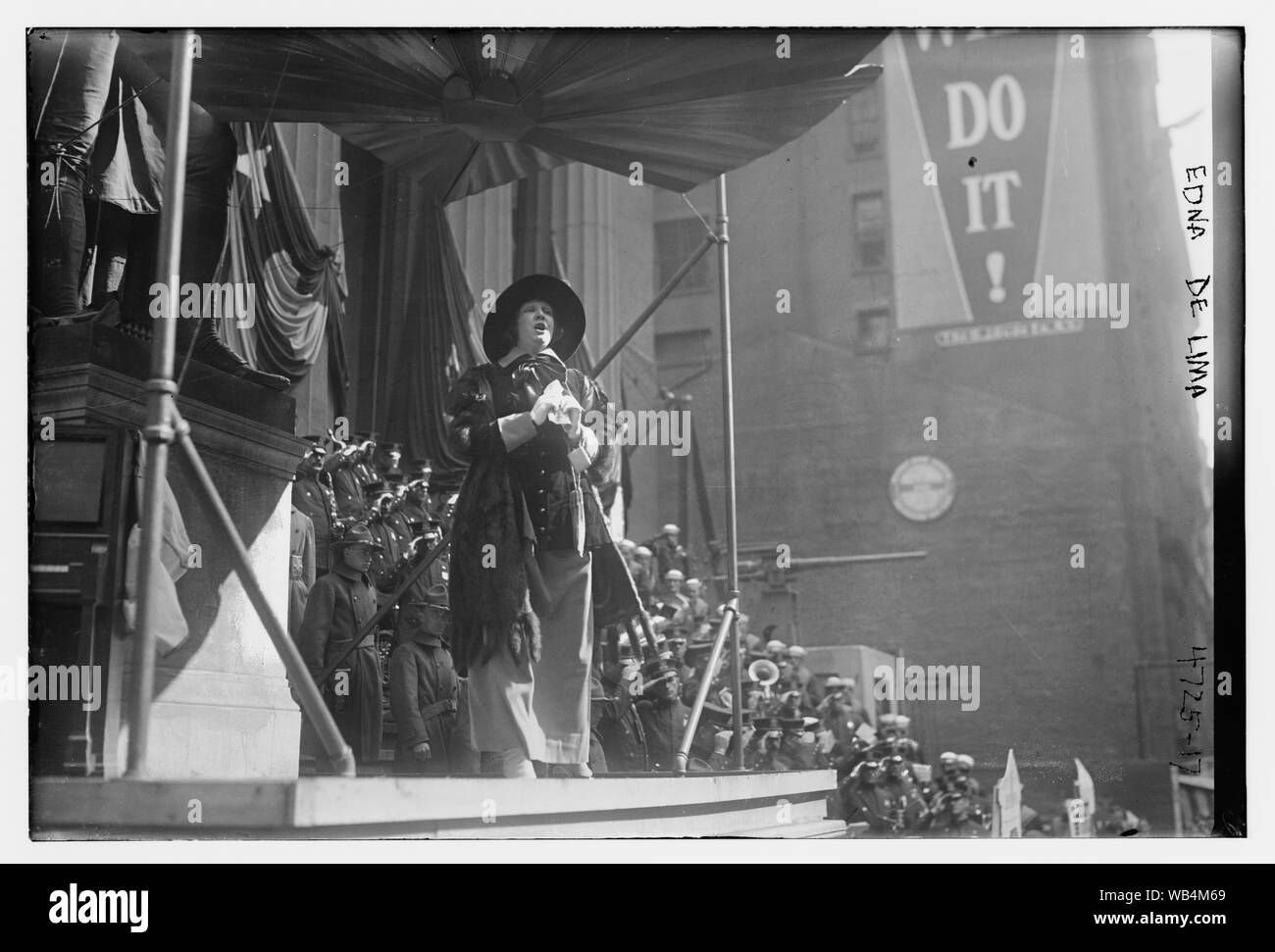 1, negativo : vetro ; 5 x 7 in. o inferiore. Note: Titolo da dati non verificati forniti dalla Bain Servizio notizie sui negativi o schede di didascalia. Forma parte del: George Grantham Bain Collection . Formato: negativi di vetro. Info diritti: No restrizioni note di pubblicazione. Repository: la Biblioteca del Congresso, stampe e fotografie di divisione, Washington, D.C. 20540 STATI UNITI D'AMERICA, hdl.loc.gov/loc.pnp/pp.print informazioni generali circa la raccolta di Bain è disponibile a hdl.loc.gov/loc.pnp/pp.ggbain immagine di risoluzione superiore è disponibile persistente (URL): hdl.loc.gov/loc.pnp/ggbain.27640 chiamare il numero: LC-B2- Foto Stock