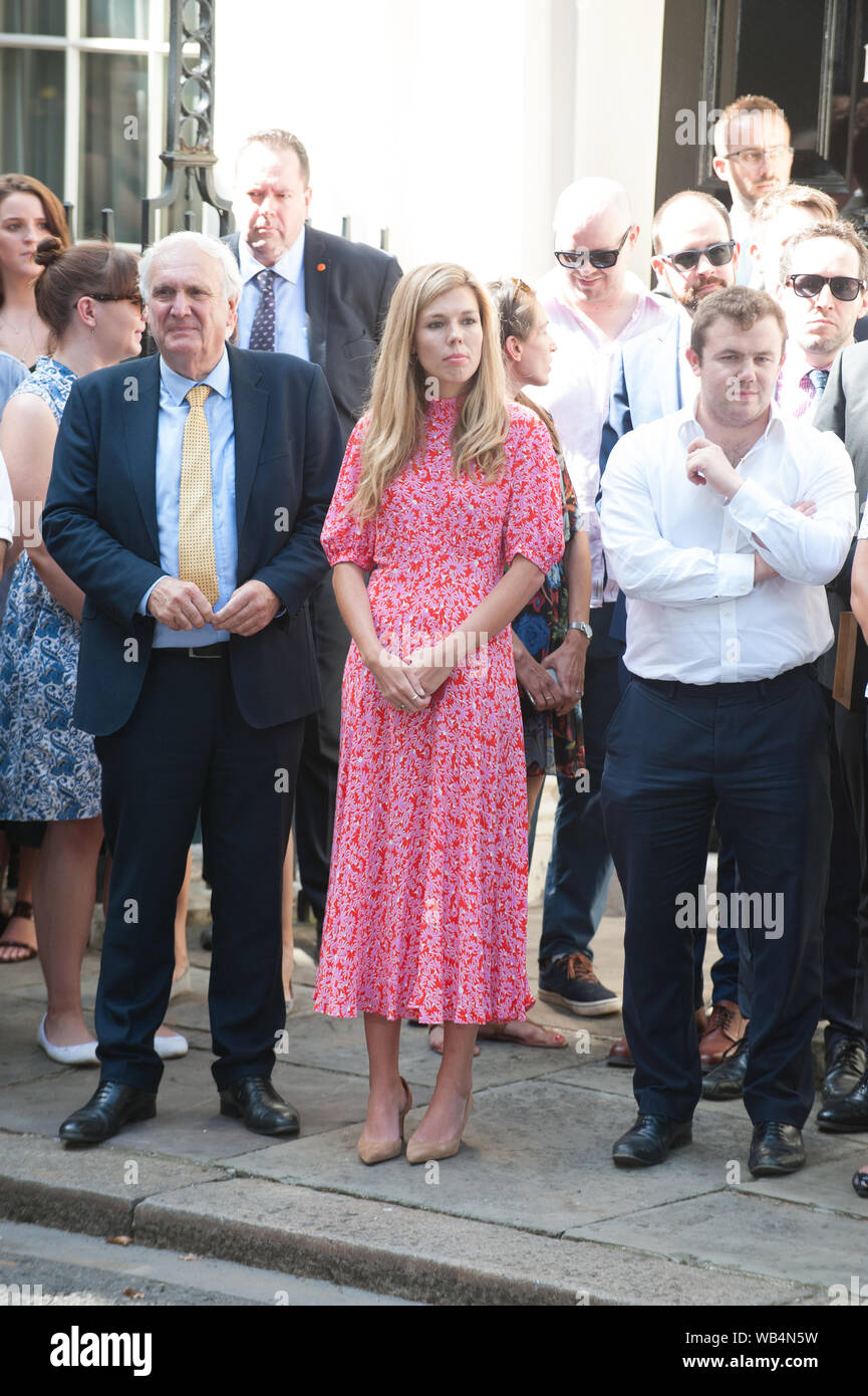 Boris Johnson arriva al numero 10 di Downing Street e rende il suo primo discorso come il nuovo Primo Ministro con il suo padre e il partner Carrie Symonds in partecipazione con: Carrie Symonds dove: Londra, Regno Unito quando: 24 lug 2019 Credit: WENN.com Foto Stock