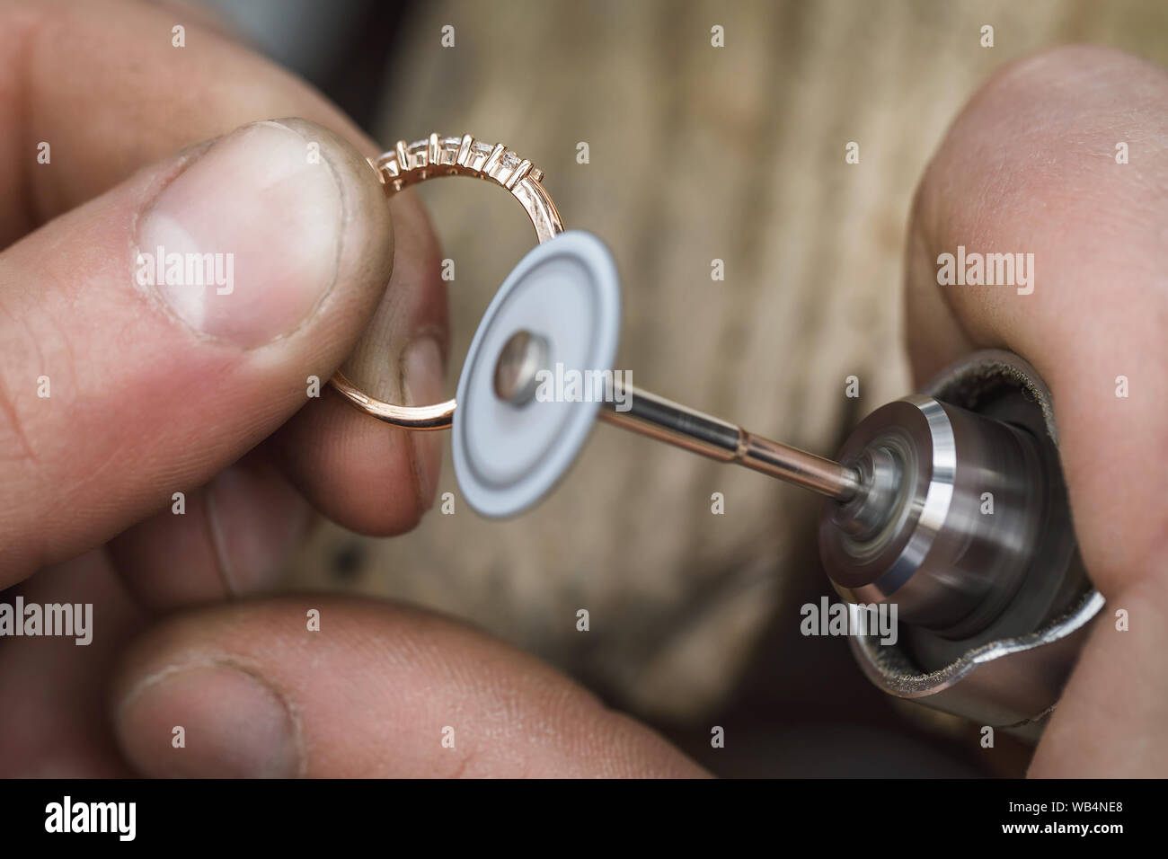 La lucidatura di un anello d'oro in una gioielleria workshop. Chiudere il flusso di lavoro. Il master è impegnata nel trattamento del prodotto Foto Stock
