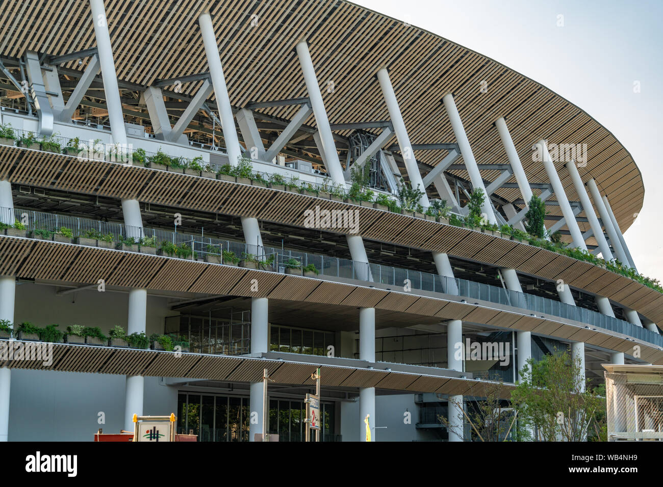 Tokyo, Giappone - 17 Agosto 2019 : Dettaglio di Tokyo New National Stadium (Shin kokuritsu kyogijo) in costruzione. Progettato da architetto Kengo Kuma fo Foto Stock