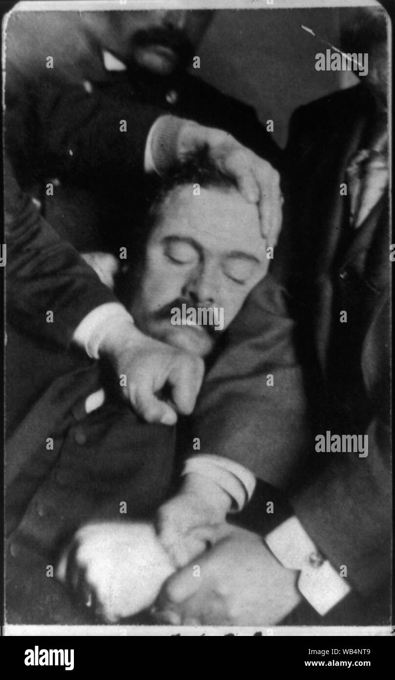 Edward McCarthy, mezza lunghezza Ritratto di criminali e descrizione per le forze di polizia astratta di identificazione/medio: 1 stampa fotografica su carte de visite mount. Foto Stock