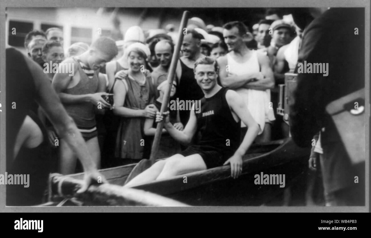 Edward, duca di Windsor, tre quarti di lunghezza verticale, seduto, rivolto verso la parte anteriore, in canotto (scull?) presso la spiaggia di Waikiki, Honolulu Abstract/medio: 1 fotografici stampa. Foto Stock