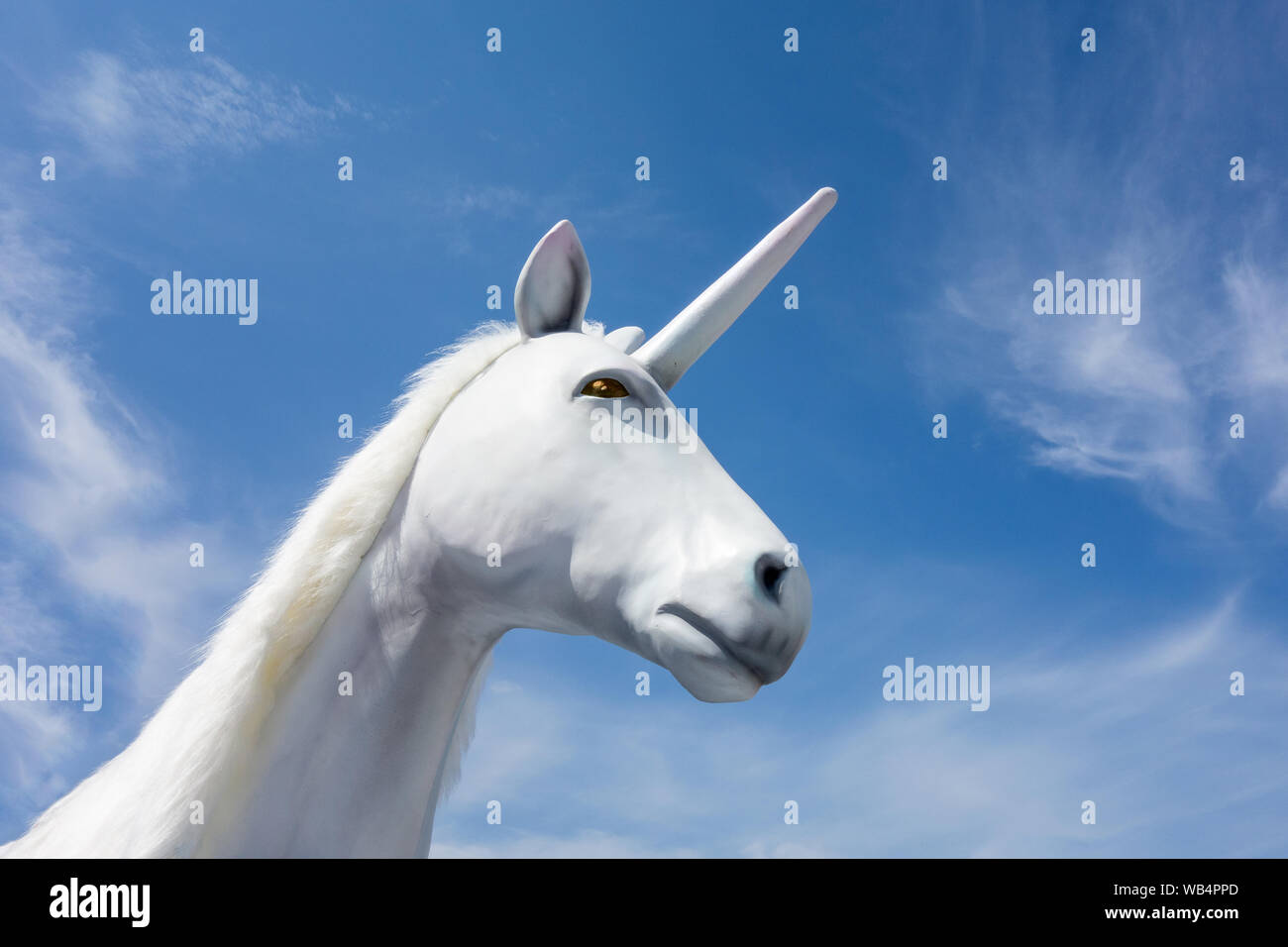 Unicorn magia animale da favole e simbolo del più pregiato di startup per affari. Misterioso cavallo con avvisatore acustico sul cielo blu sullo sfondo Foto Stock