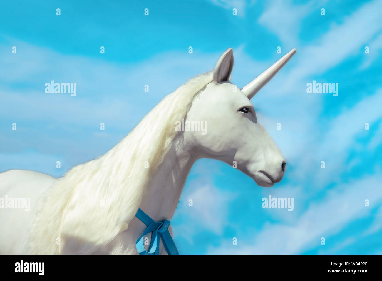 Unicorn magia animale da favole e simbolo del più pregiato di startup per affari. Misterioso cavallo con avvisatore acustico sul cielo blu sullo sfondo Foto Stock