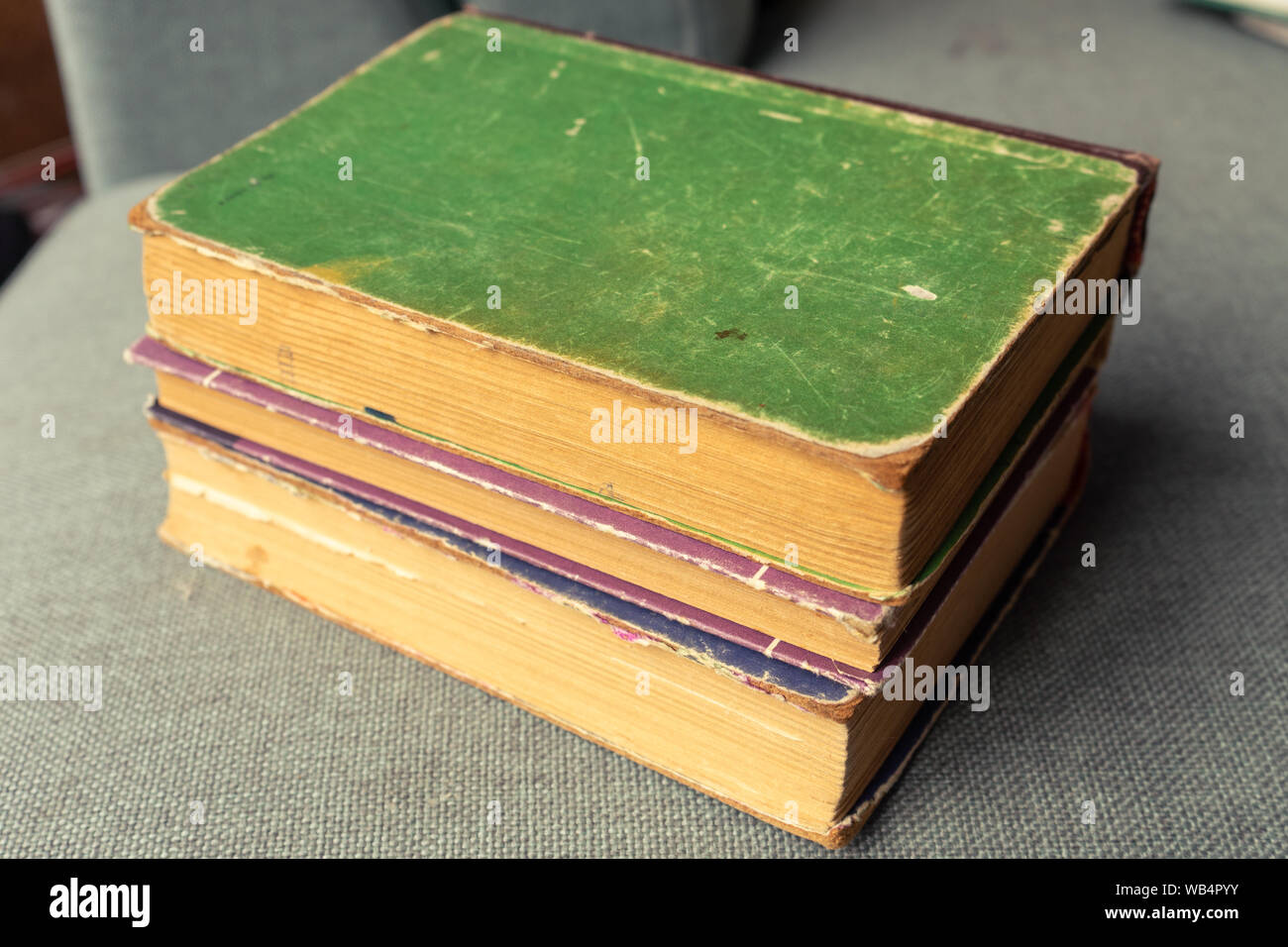 Accatastati vecchi libri sul divano. Il piacere di leggere, istruzione Foto Stock