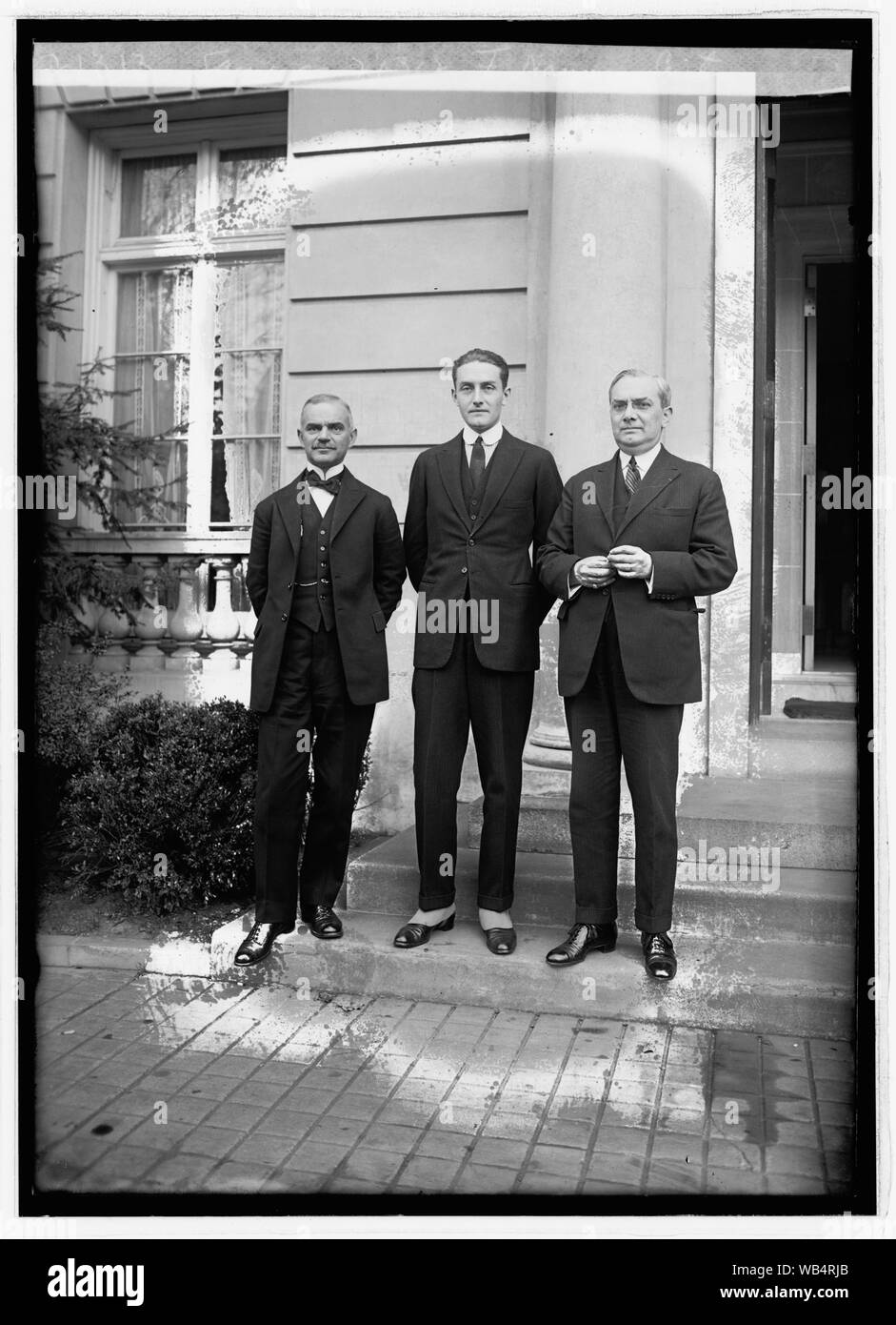 Eftime Antonesco, Costantino Antonsades, 11/13/22]; F. Nano nel centro Abstract/medio: 1, negativo : vetro ; 5 x 7 in. o più piccolo Foto Stock