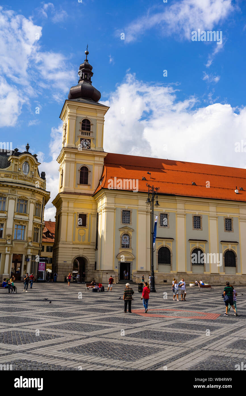 Sibiu, Romania - 2019. I turisti che vagano nella grande piazza di Sibiu (Piata Mare). Foto Stock
