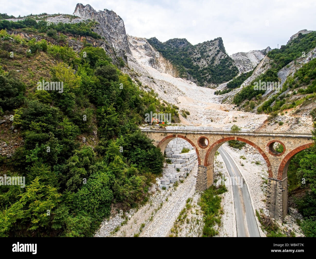 Ponti di Vara ponti nelle cave di marmo di Carrara, Toscana, Italia. Nelle Alpi Apuane. Delle cave di pietra di marmo è un settore industriale importante. Foto Stock
