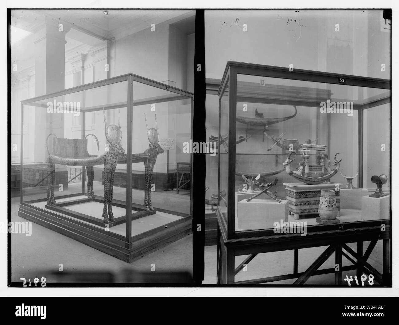 L'Egitto. Il Cairo. Museo. Grande divano in legno con screziato vacche. Dea Hathor ; poggiatesta, vaso & Ivory astratto in barca/medio: G. Eric e Edith Matson Collezione fotografica Foto Stock