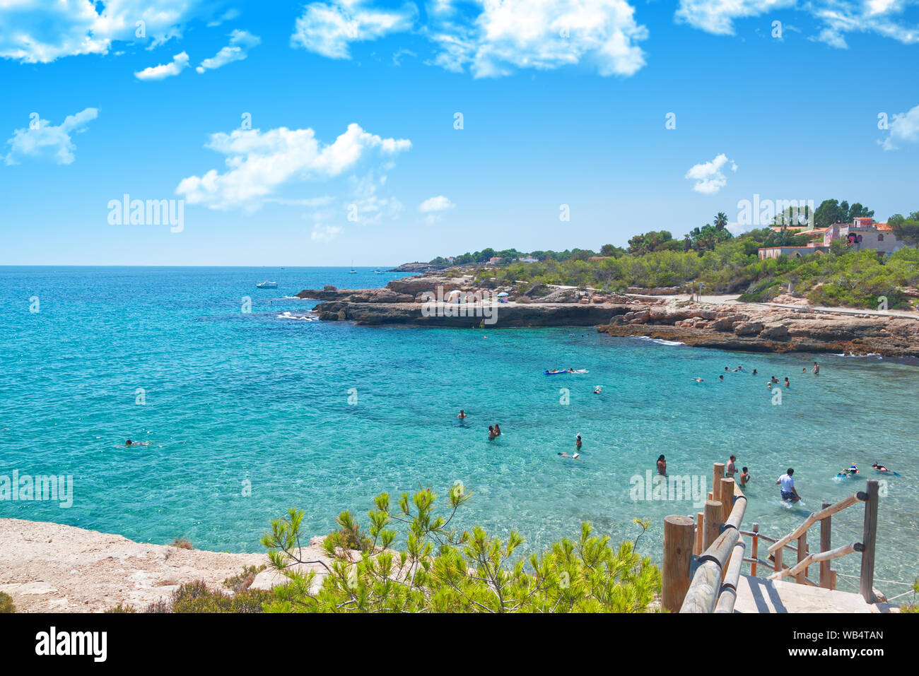 Cala Vidre in catalano, Vidre Cove il paesaggio e la spiaggia nel punto di riferimento turistico di l'Ametlla de Mar in Tarragona Foto Stock