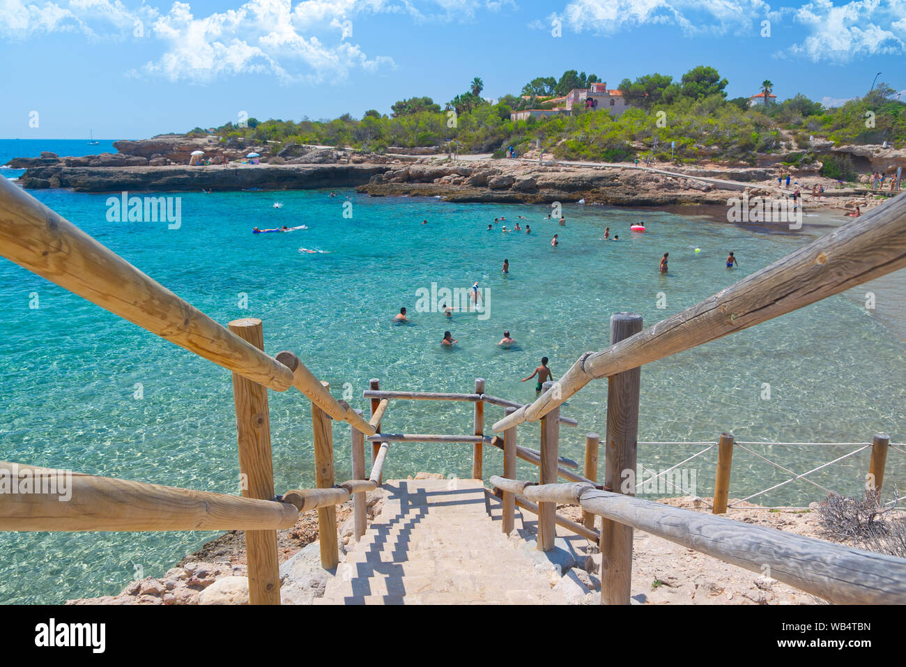 Cala Vidre in catalano, Vidre Cove il paesaggio e la spiaggia nel punto di riferimento turistico di l'Ametlla de Mar in Tarragona Foto Stock