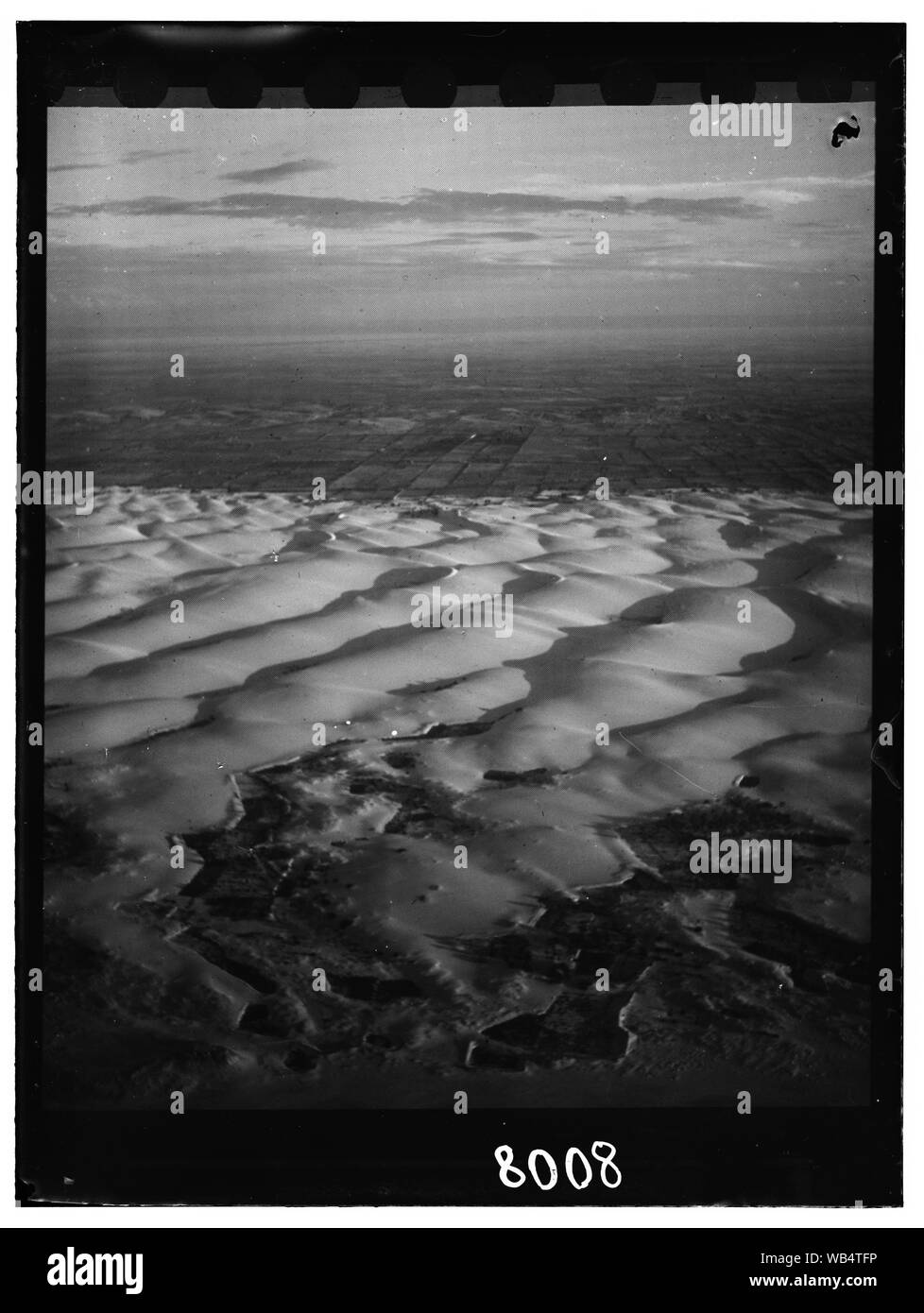 L'Egitto. En route a Luxor. Un mare di sabbia in Alto Egitto; mostra linea contrassegnata della superficie coltivata a semi-distanza Abstract/medio: G. Eric e Edith Matson Collezione fotografica Foto Stock