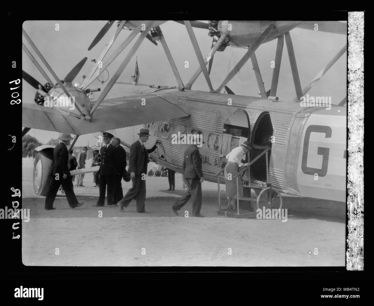 L'Egitto. Luxor. Aerodromo di Luxor. Passeggeri piano di imbarco Abstract/medio: G. Eric e Edith Matson Collezione fotografica Foto Stock