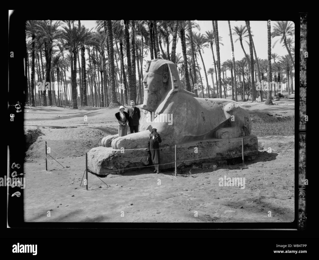 L'Egitto. Memphis. Il basalto sphinx vista ravvicinata con i turisti Abstract/medio: G. Eric e Edith Matson Collezione fotografica Foto Stock