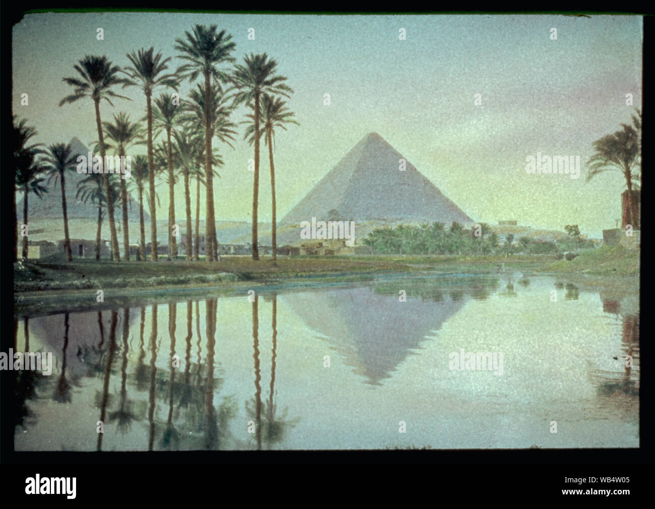 L'Egitto. Piramidi. Piramidi e Palm grove riflessioni Abstract/medio: G. Eric e Edith Matson Collezione fotografica Foto Stock