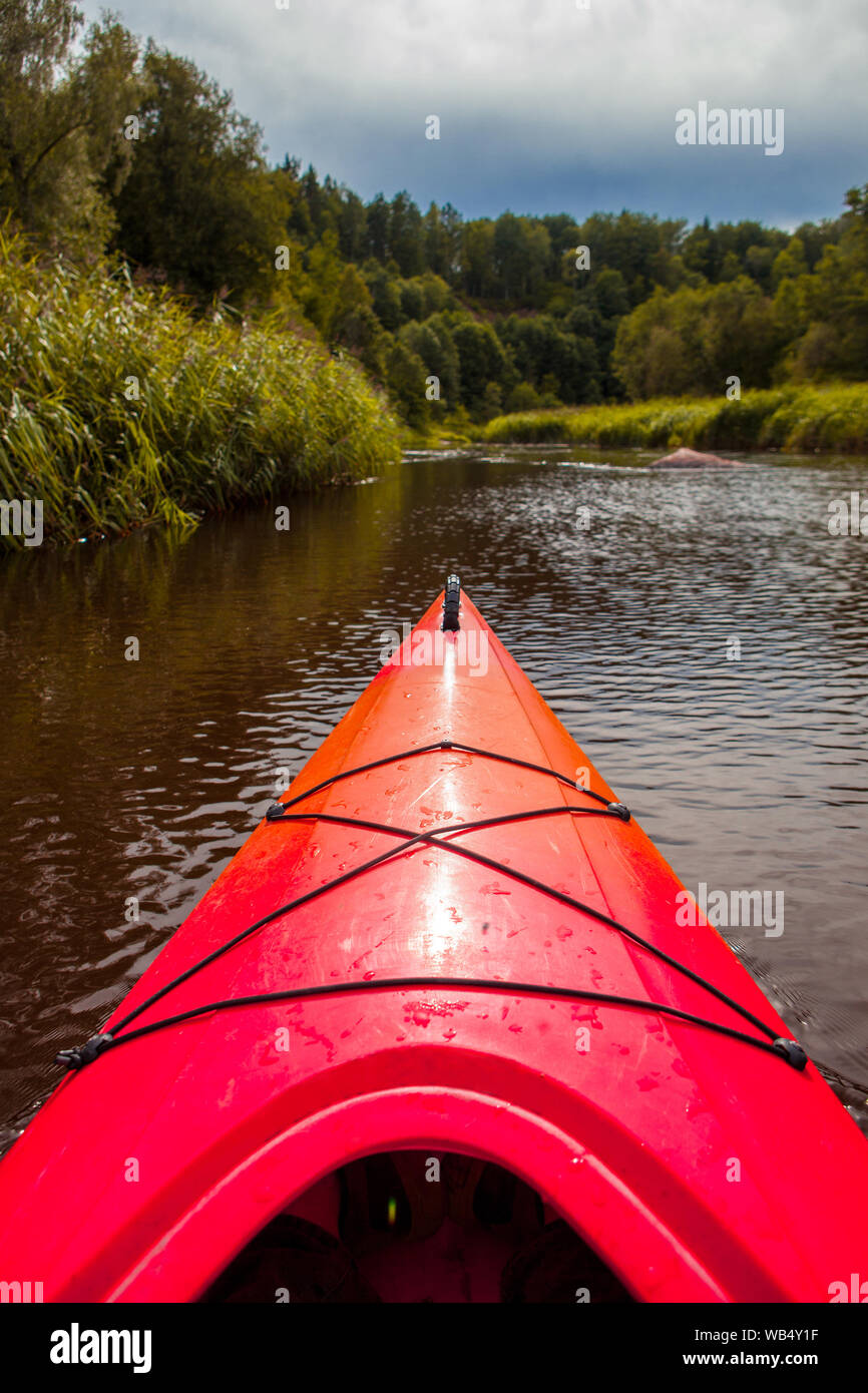 Kayak e canottaggio sul fiume e nel bel mezzo dell'estate. Sport, svago e ricreazione nella natura selvaggia. Foto Stock