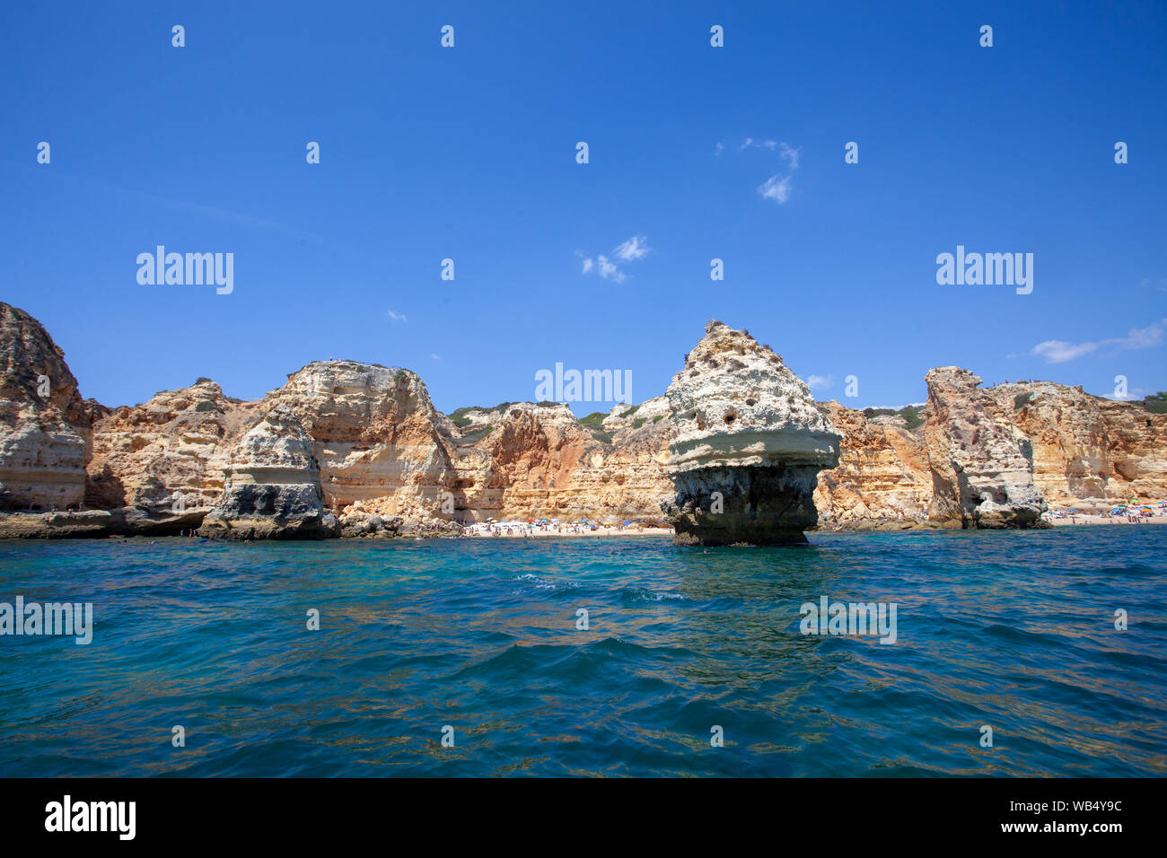 Le scogliere mozzafiato della costa in Algarve, Portogallo. Foto Stock
