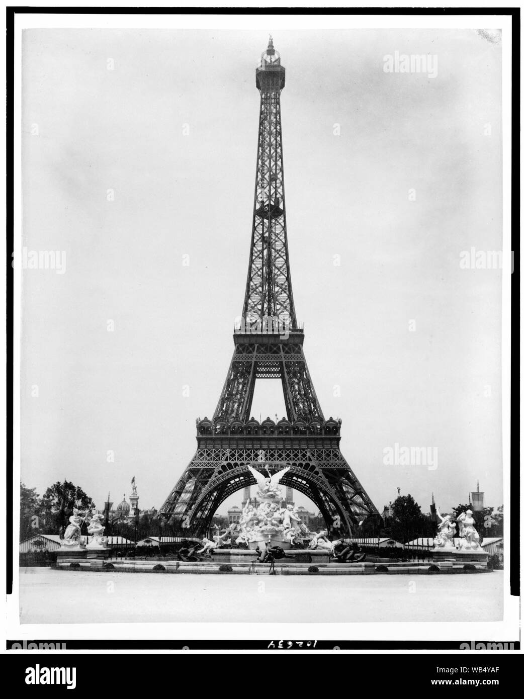 La Torre Eiffel e la Fontana Coutan, Esposizione di Parigi, 1889 Abstract/medio: 1 carte da stampa fotografiche : albume. Foto Stock