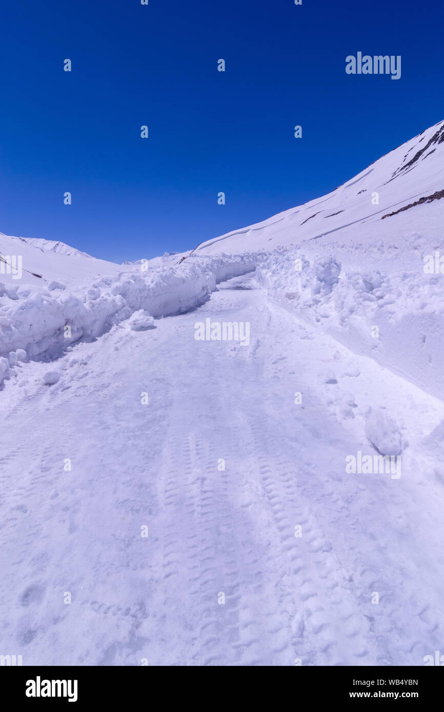 Baralacha Pass - coperta di neve strada in Ladakh - Foto Stock