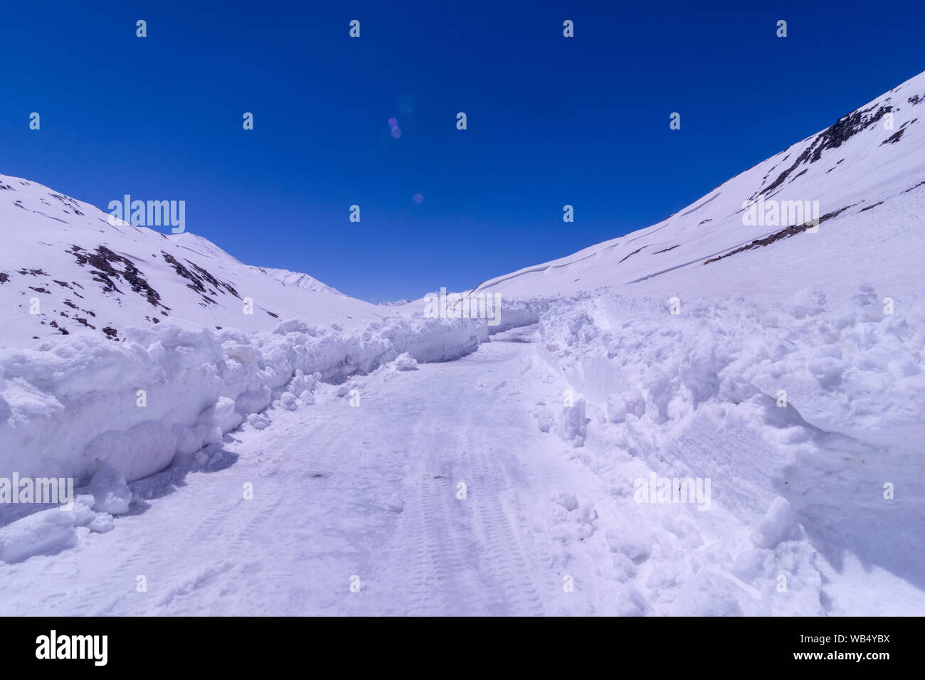 Baralacha Pass - coperta di neve strada in Ladakh - Foto Stock