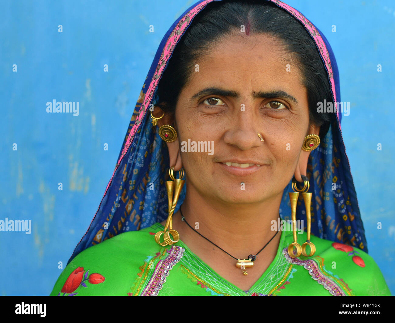 Coppia Indian Gujarati Rabari donna indossa orecchini tribali (lunghi orecchini a pendente [nagali] nel suo orecchio allungati lobi e kunti nell'orecchio elica). Foto Stock