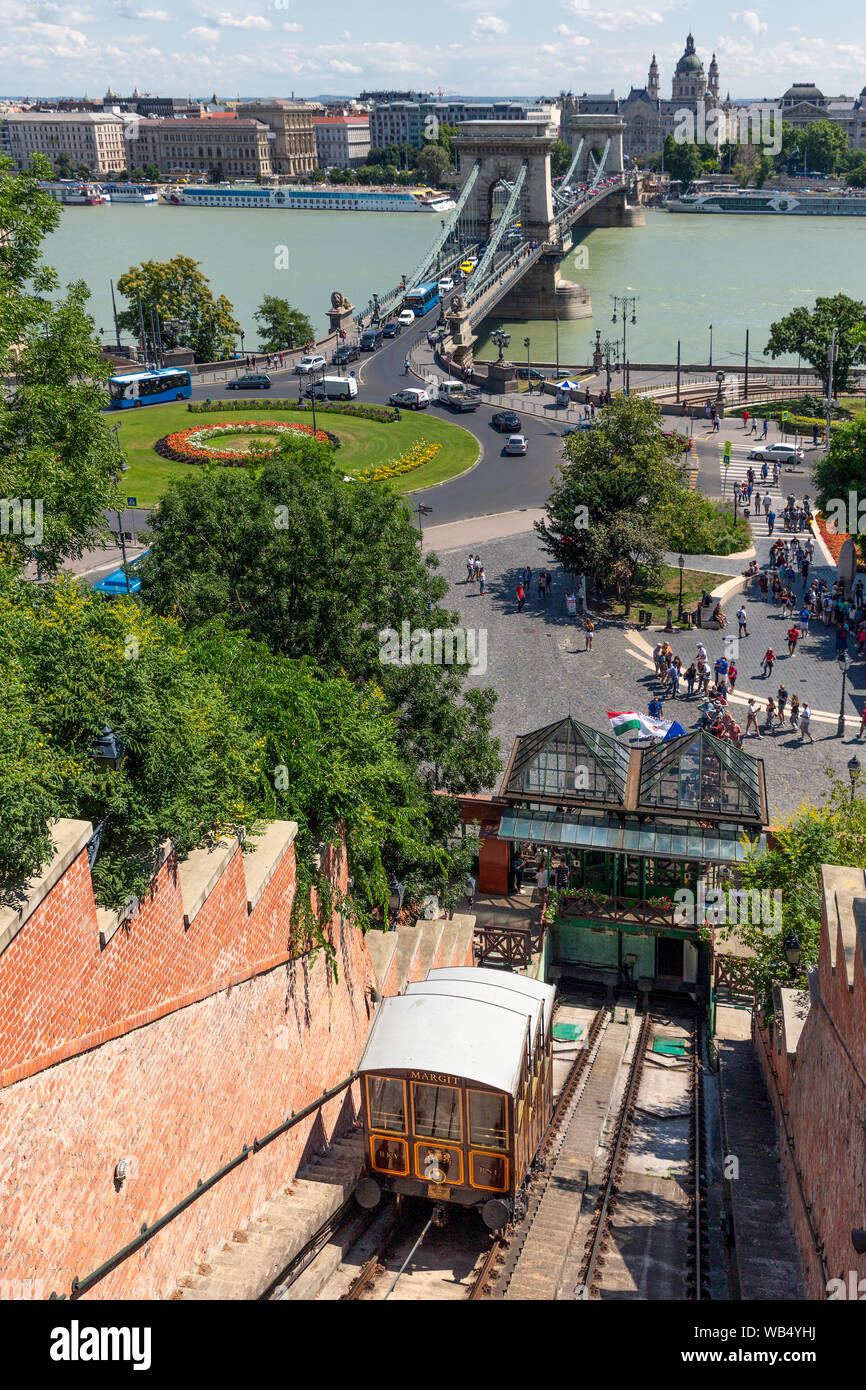 Funicolare con i turisti che va al Castello di Buda a Budapest Foto Stock