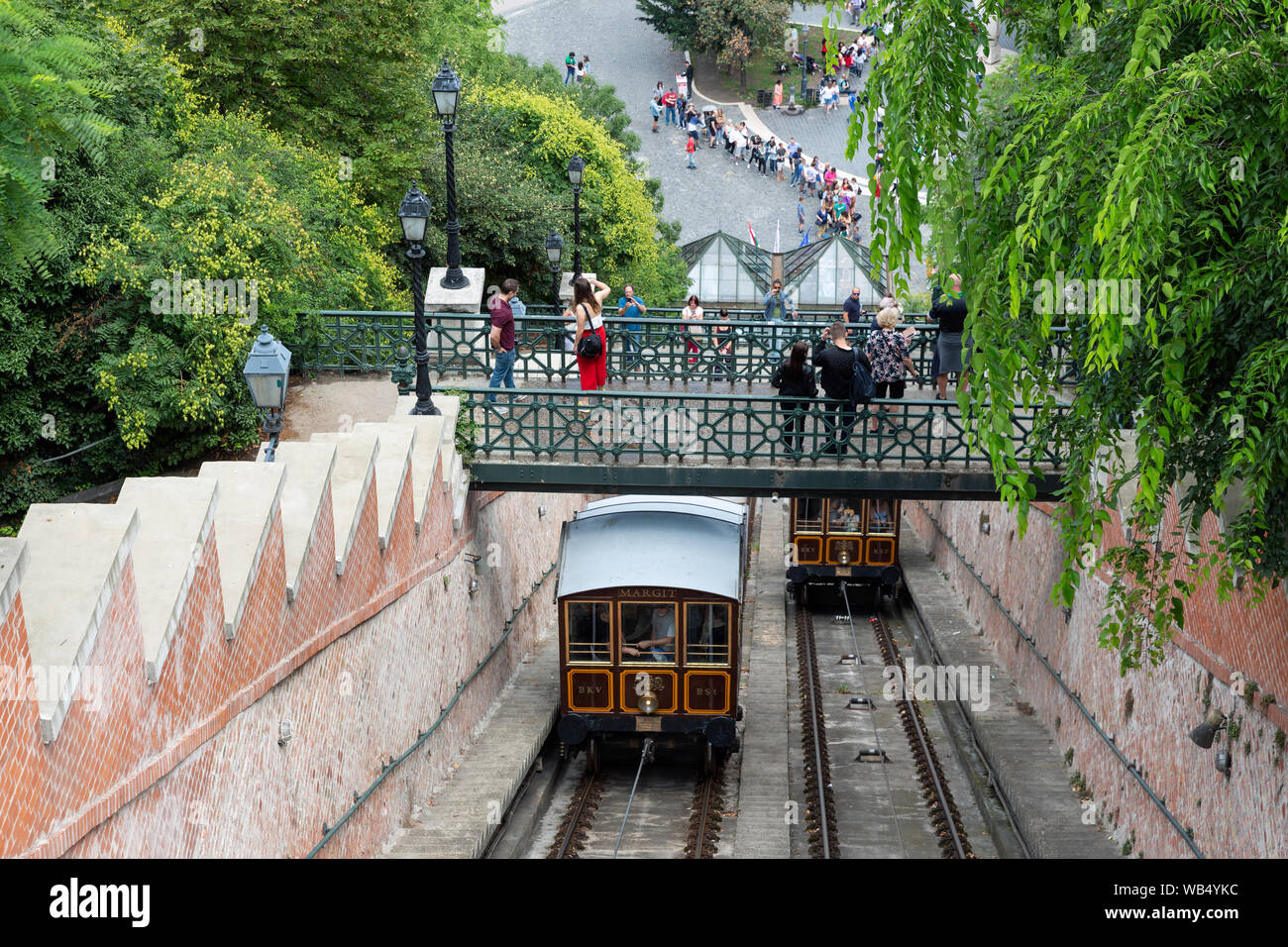 Funicolare con i turisti che va al Castello di Buda a Budapest Foto Stock