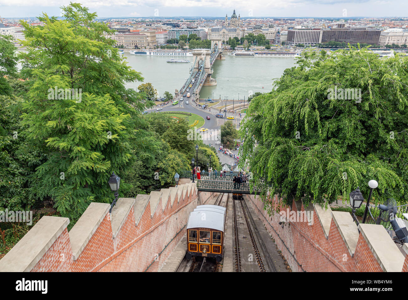 Funicolare con i turisti che va al Castello di Buda a Budapest Foto Stock