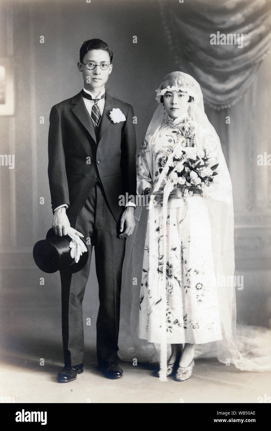 1920s Giappone - sposa e lo Sposo ] - un pre-guerra moderna sposa e lo  sposo. Lo sposo indossa una in stile occidentale muta, la sposa un bianco abito  da sposa.