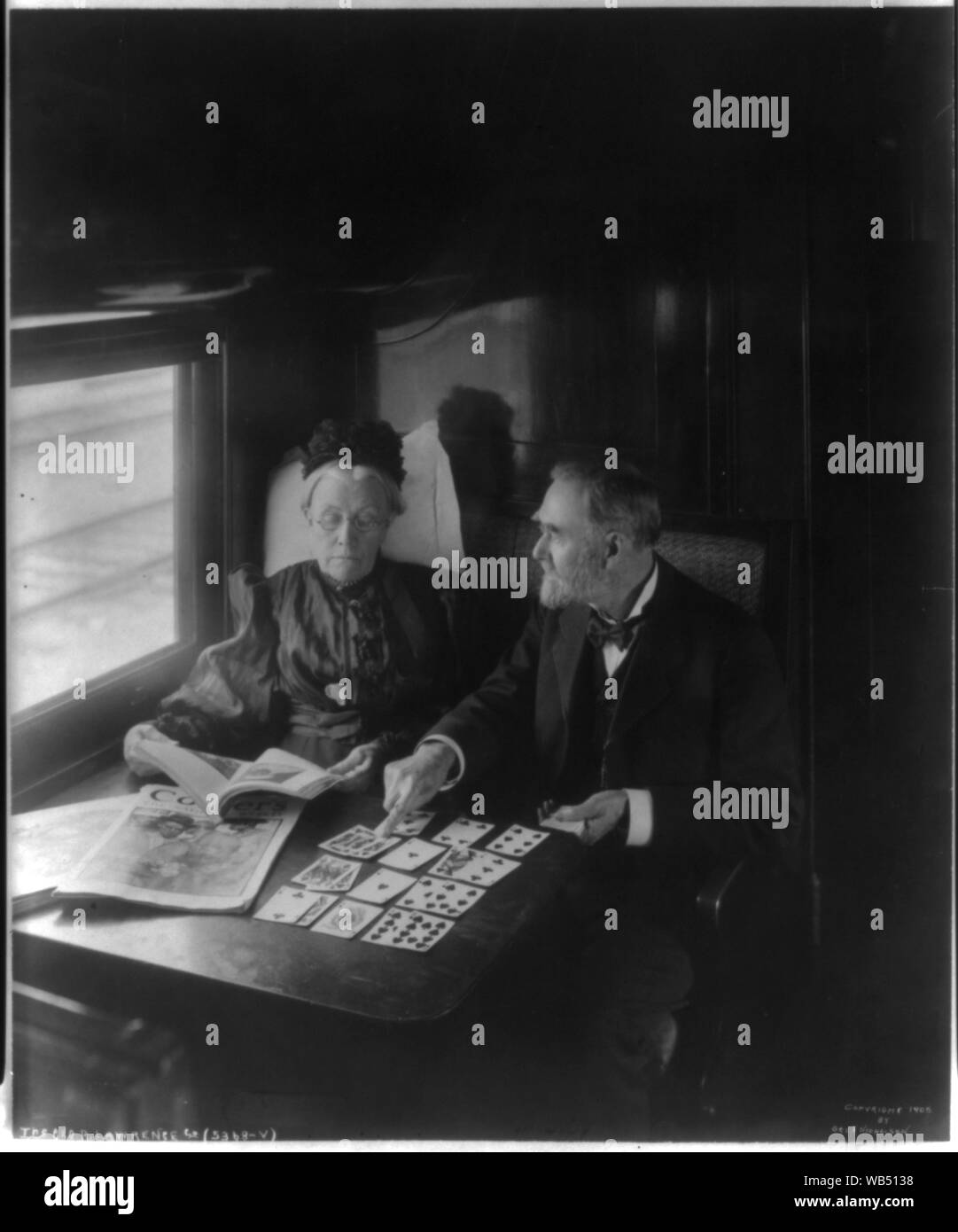 Anziani uomo e donna con riviste e carte da gioco astratto/medio: 1 stampa fotografica. Foto Stock