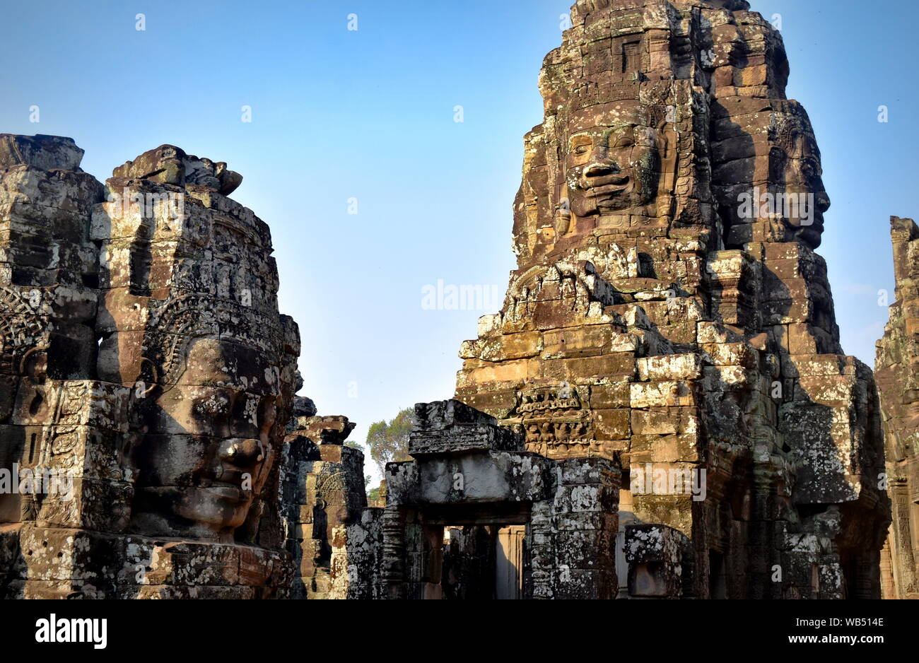 Antico tempio di pietra di Buddha di torri in Bayon Angkor Thom, Cambogia Foto Stock