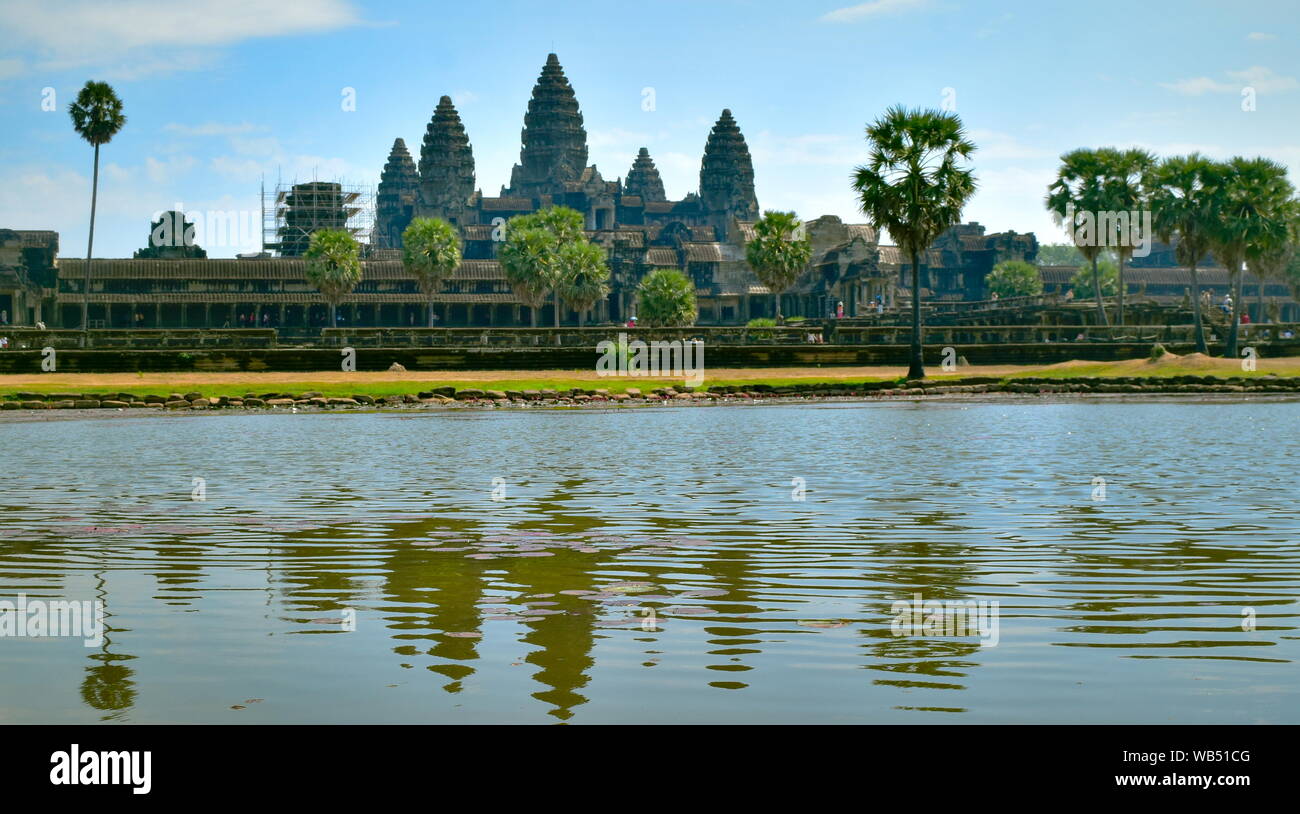 Antica Angkor Wat pietra tempio landmark dal tumulo, Cambogia Foto Stock