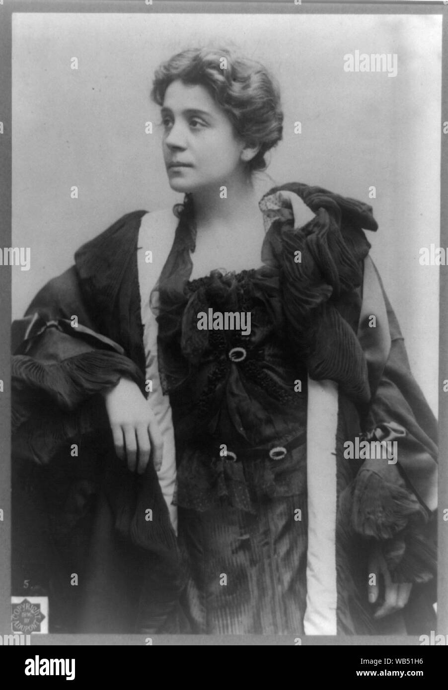 Eleanora Duse, mezza lunghezza verticale, a piedi, in costume, rivolto verso sinistra Abstract/medio: 1 stampa fotografica. Foto Stock