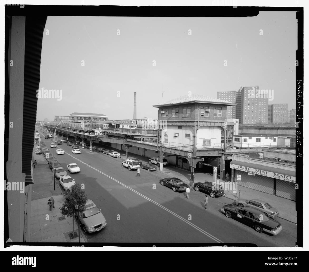 Vista in elevazione lungo Stillwell Avenue mostra west distesa di stazione. Guardando a nord-est. - Stillwell Avenue stazione, intersezione di Stillwell e viali di Surf, Brooklyn, Kings County, NY Foto Stock