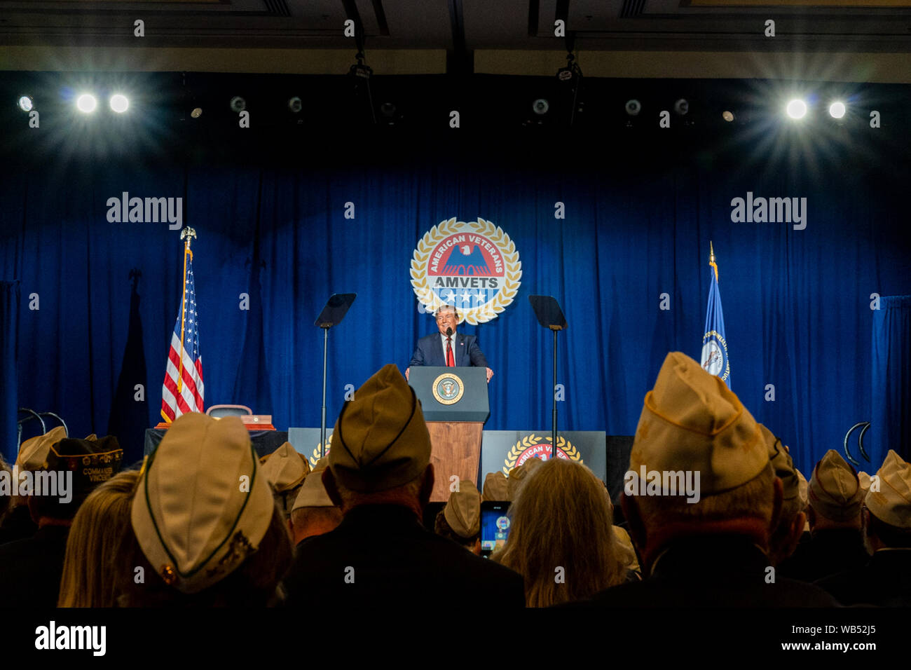 Louisville, Stati Uniti d'America. 21 Ago, 2019. Presidente Trump offre commento all'American veterani (AMVETS) 75° Convegno Nazionale prima di firmare un Memorandum presidenziale 'Discharging Federal prestito studente debito di totalmente e definitivamente i Veterani disabili' Mercoledì, Agosto 21, 2019, al Galt House Hotel in Louisville, KY Persone: presidente Donald Trump Credito: tempeste Media Group/Alamy Live News Foto Stock