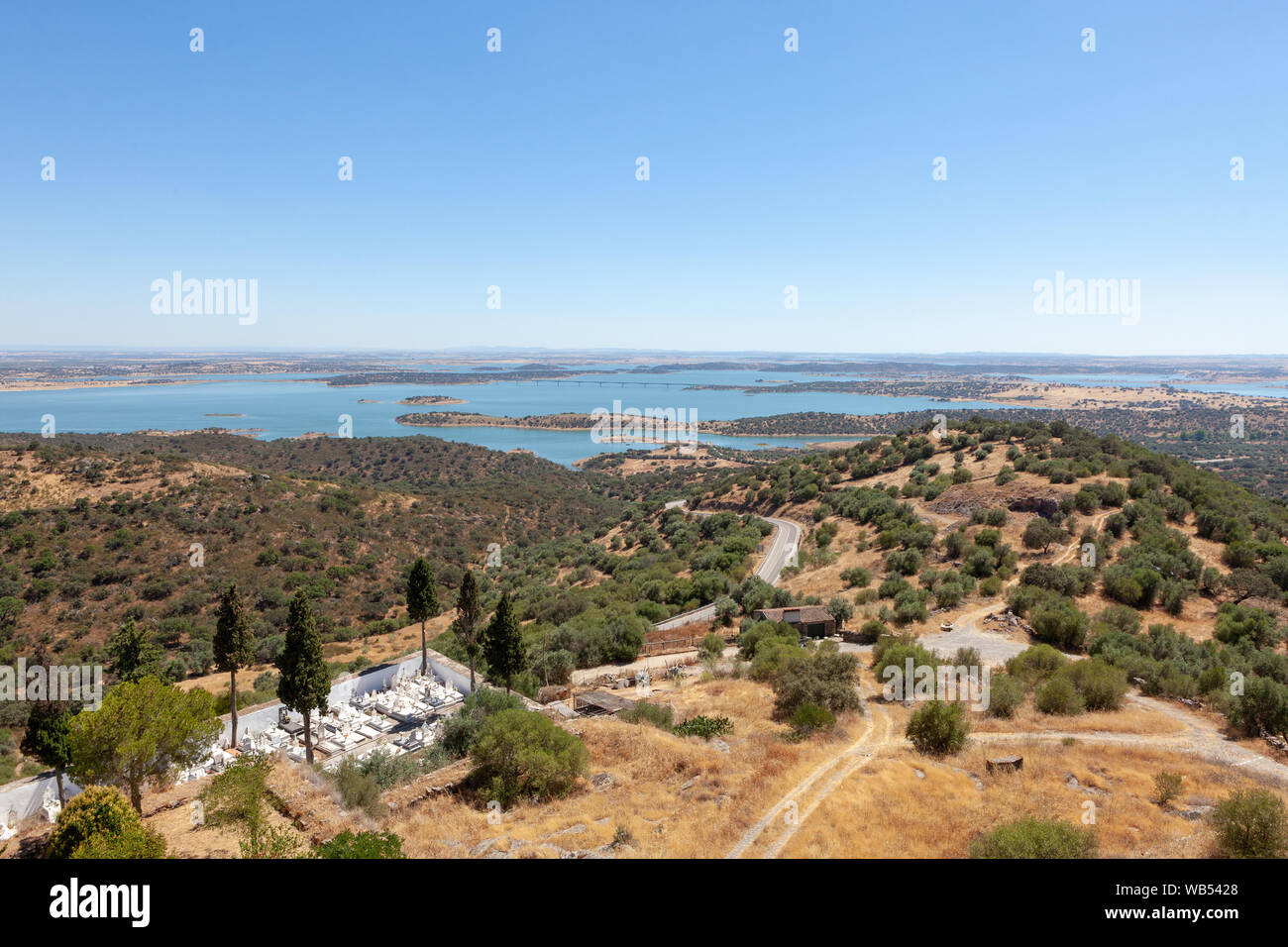 Una vista della diga di Alqueva, il più grande lago artificiale in Europa, dal villaggio di collina di Monsaraz nella regione di Alentejo, Portogallo Foto Stock