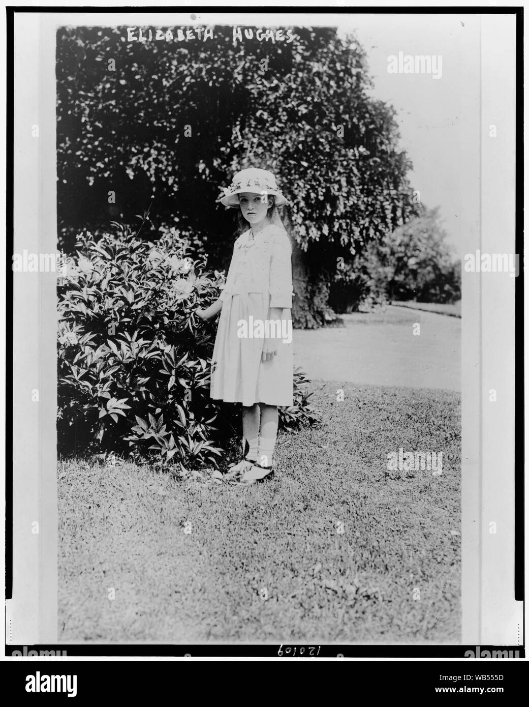 Elizabeth Hughes, ritratto a figura intera, in piedi, rivolto verso la parte anteriore Abstract/medio: 1 stampa fotografica. Foto Stock