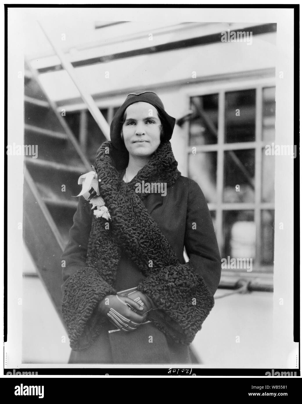 Elizabeth Hughes, mezza lunghezza verticale, rivolto verso la parte anteriore Abstract/medio: 1 stampa fotografica. Foto Stock