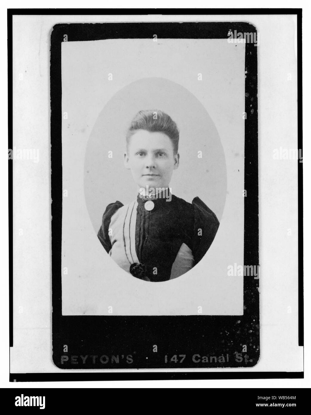 Ella Whitney Gould, testa e spalle ritratto, rivolto verso la parte anteriore] / Peyton, 147 Canal St Abstract/medio: 1 stampa fotografica su carte de visite mount. Foto Stock