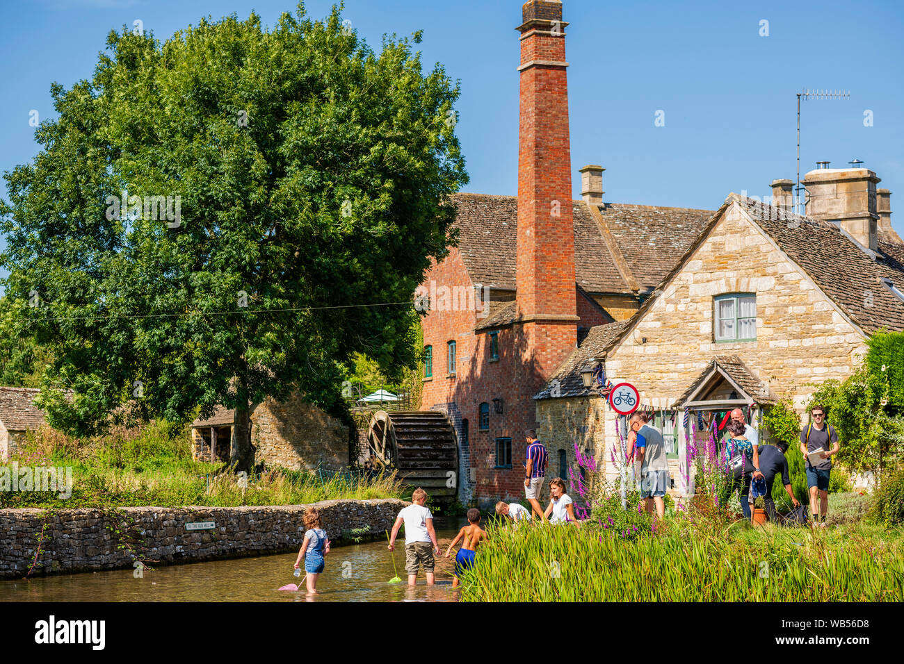 Bambini sguazzare nel fiume, Lower Slaughter, Cotswolds, UK. Foto Stock
