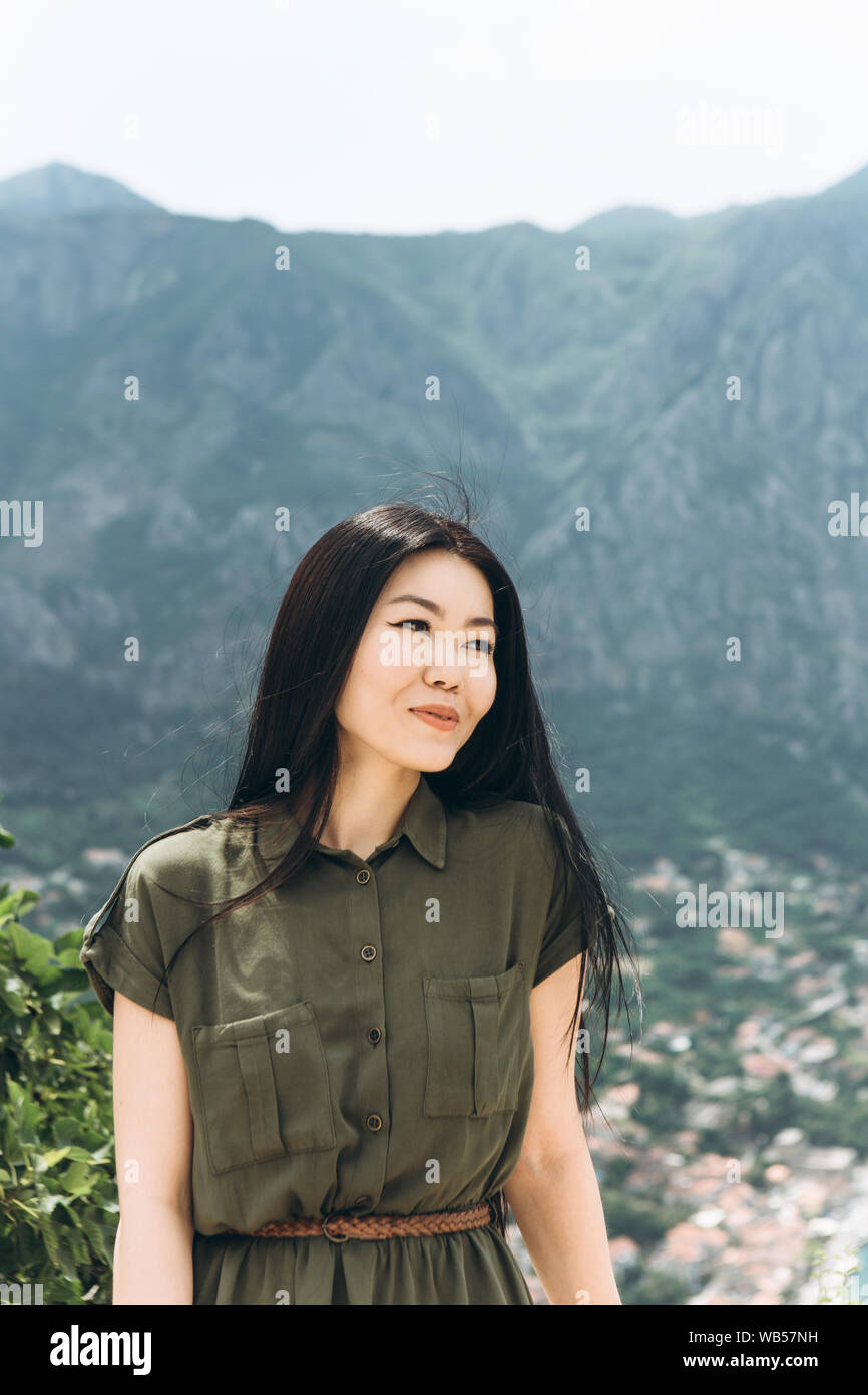 Ritratto di una giovane bella ragazza kazaka su uno sfondo di montagne Foto Stock