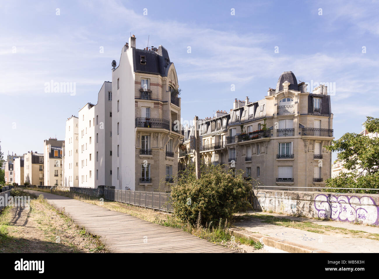 Parigi Le Petit Ceinture - un parco su una ferrovia abbandonata nel XV arrondissement di Parigi, in Francia, in Europa. Foto Stock