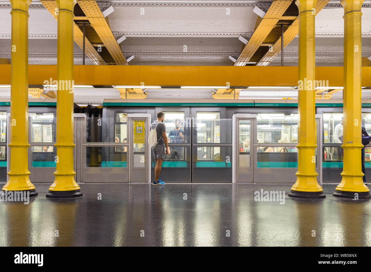 Parigi metro station - parigini in attesa per la metropolitana sulla linea n. 1 presso la stazione Gare de Lyon. In Francia, in Europa. Foto Stock