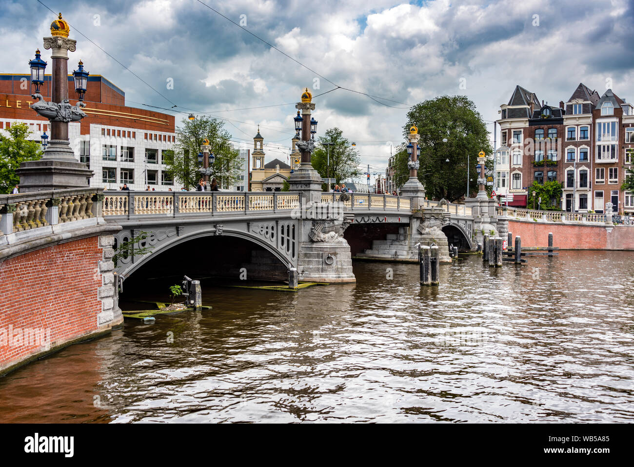 Amsterdam Blauwbrug oltre il fiume Amstel in un giorno nuvoloso vicino la Stopera Foto Stock