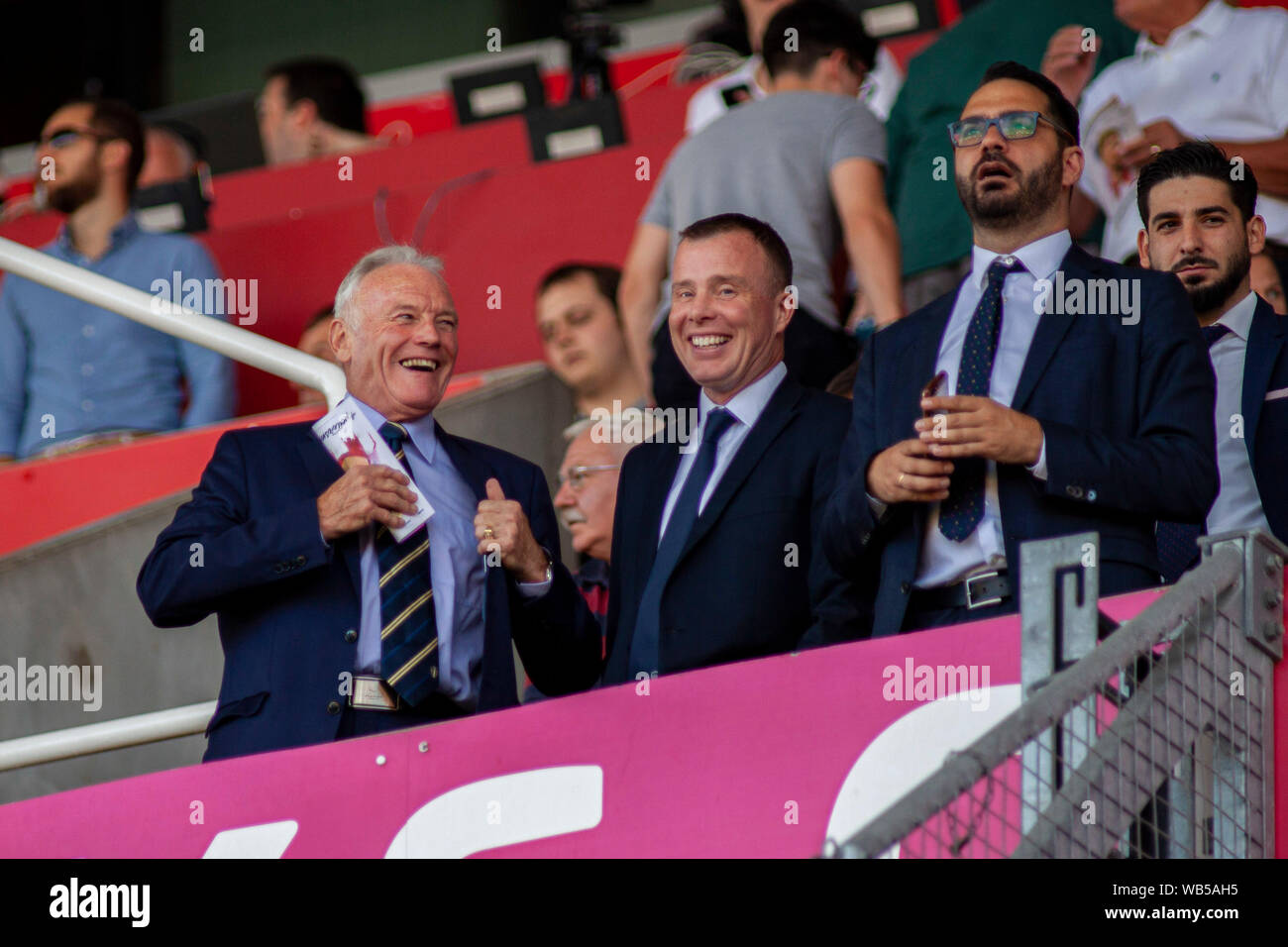 Stoke on Trent, Regno Unito. 24 Ago, 2019. Eddie grigio (L) Angus Kinnear (C) & Victor Orta (R) di Leeds United in gabbie a Bet365 Stadium. EFL Skybet partita in campionato, Stoke City v Leeds United a Bet365 stadium di Stoke on Trent sabato 24 agosto 2019. Questa immagine può essere utilizzata solo per scopi editoriali. Solo uso editoriale, è richiesta una licenza per uso commerciale. Nessun uso in scommesse, giochi o un singolo giocatore/club/league pubblicazioni. pic da Lewis Mitchell/Andrew Orchard fotografia sportiva/Alamy Live news Credito: Andrew Orchard fotografia sportiva/Alamy Live News Foto Stock