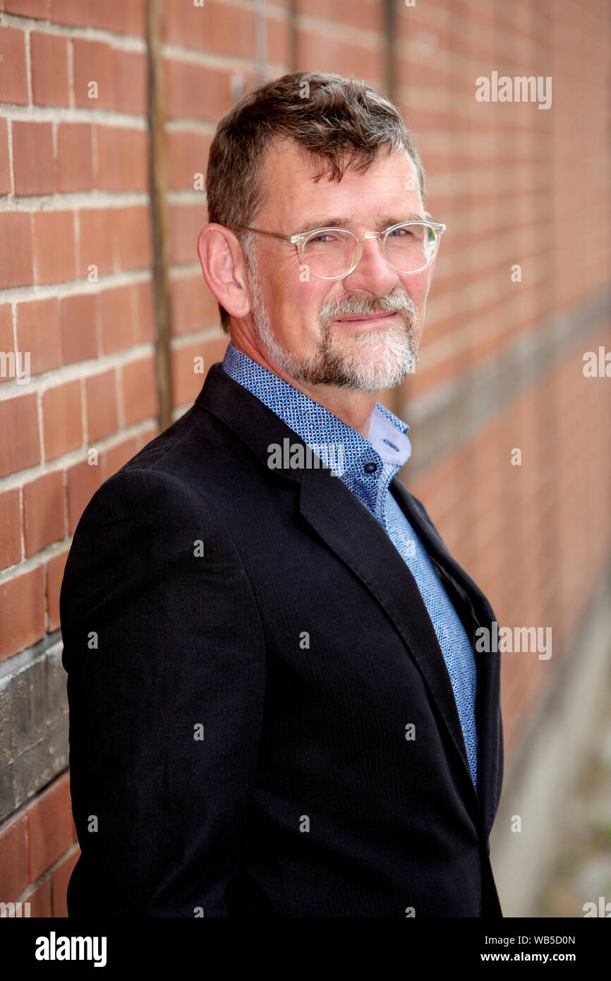 Ritratto di bello imprenditore nel suo 50s con occhiali in piedi al di fuori Foto Stock